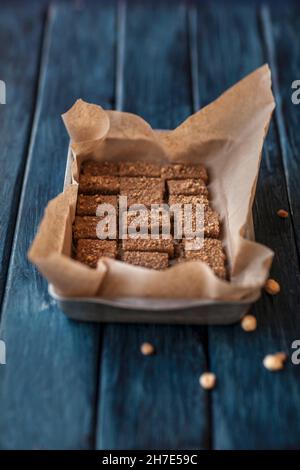 Haselnussmilchbonbons auf einem Stück Backpapier in einer Metalldose Stockfoto