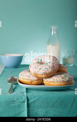 Donuts mit Puderzucker und bunten Zuckerstreuseln Stockfoto