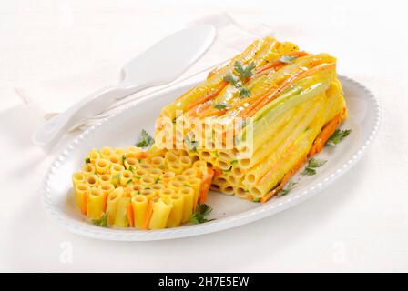 Eine bunte Ziti-Pasta-Terrine mit Karotten und Sellerie Stockfoto