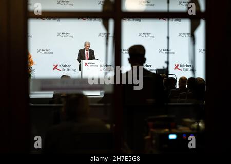 Berlin, Deutschland. 22nd. November 2021. Der finnische Präsident, Sauli Niinistö, spricht auf einer Veranstaltung der Körber-Stiftung anlässlich des 60th-jährigen Bestehens der Bergedorf-Diskussionsgruppe im Rahmen des Berliner Forums für Außenpolitik. Quelle: Bernd von Jutrczenka/dpa/Alamy Live News Stockfoto