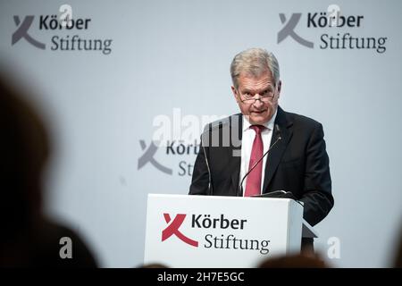 Berlin, Deutschland. 22nd. November 2021. Der finnische Präsident, Sauli Niinistö, spricht auf einer Veranstaltung der Körber-Stiftung anlässlich des 60th-jährigen Bestehens der Bergedorf-Diskussionsgruppe im Rahmen des Berliner Forums für Außenpolitik. Quelle: Bernd von Jutrczenka/dpa/Alamy Live News Stockfoto