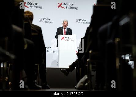 Berlin, Deutschland. 22nd. November 2021. Der finnische Präsident, Sauli Niinistö, spricht auf einer Veranstaltung der Körber-Stiftung anlässlich des 60th-jährigen Bestehens der Bergedorf-Diskussionsgruppe im Rahmen des Berliner Forums für Außenpolitik. Quelle: Bernd von Jutrczenka/dpa/Alamy Live News Stockfoto