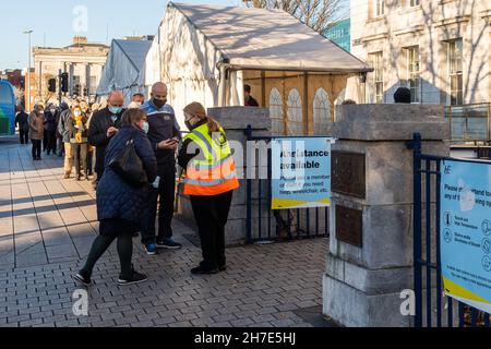 Cork, Irland. 22nd. November 2021. Rund 150 Studenten am heutigen Nachmittag gab es im Cork City Vaccination Center im Cork City Hall große Warteschlangen für COVID-19 Jabs. Quelle: AG News/Alamy Live News Stockfoto