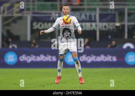 Mailand, Italien. 21st. November 2021. Amir Rrahmani von SSC Napoli steuert den Ball auf seiner Brust während des Serie-A-Spiels bei Giuseppe Meazza, Mailand. Bildnachweis sollte lauten: Jonathan Moscrop/Sportimage Kredit: Sportimage/Alamy Live Nachrichten Kredit: Sportimage/Alamy Live Nachrichten Stockfoto