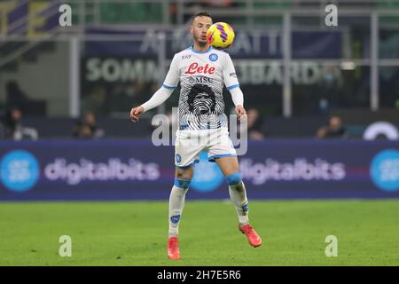 Mailand, Italien. 21st. November 2021. Amir Rrahmani von SSC Napoli steuert den Ball auf seiner Brust während des Serie-A-Spiels bei Giuseppe Meazza, Mailand. Bildnachweis sollte lauten: Jonathan Moscrop/Sportimage Kredit: Sportimage/Alamy Live Nachrichten Kredit: Sportimage/Alamy Live Nachrichten Stockfoto