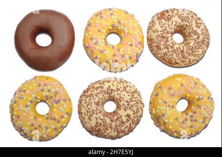 Köstliche, schöne Donuts mit Zuckerkaramell, farbiger Schokoladenglasur, dekorativen Elementen, isoliert auf weißem Hintergrund Stockfoto