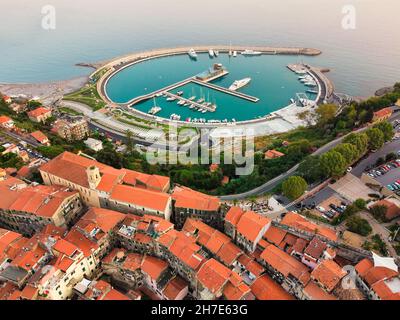 Luftdrohne von Cala Del Forte, neuer Yachthafen in Ventimiglia, Ligurien, Italien im Besitz von Monaco Ports. Schöne Panorama-Luftaufnahme von fliegenden Drohnen auf Stockfoto