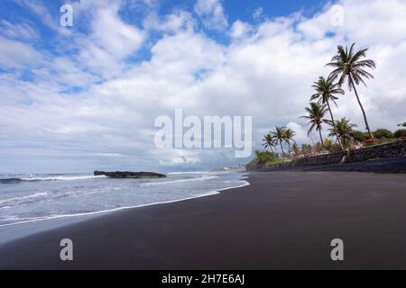 Farbenfroher Meeresstrand. Wunderschöne Strandlandschaft mit ruhigen Wellen und weichem Sandstrand und Palmen. Leere tropische Landschaft, Horizont mit malerischem Blick auf die Küste. Stockfoto