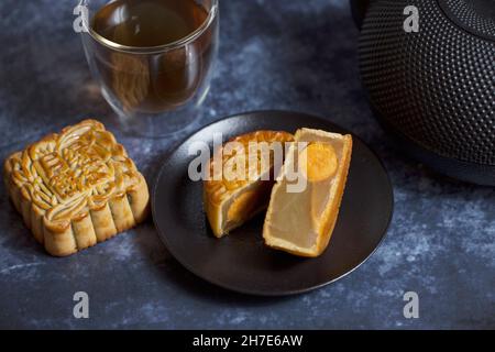 Mondkuchen aus China mit gebackenem Eigelb, serviert mit Tee Stockfoto