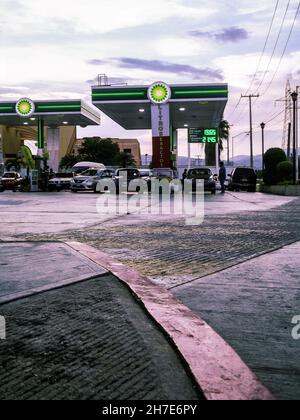 TUXTLA GUTIERREZ, MEXIKO - 14. Sep 2021: Eine BP-Tankstelle in Tuxtla Gutierrez, Mexiko gegen den bewölkten Himmel Stockfoto