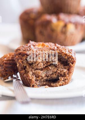 Glutenfreie Paleo-Muffins (Mandel- und Kokosmehl) mit Apfel Stockfoto