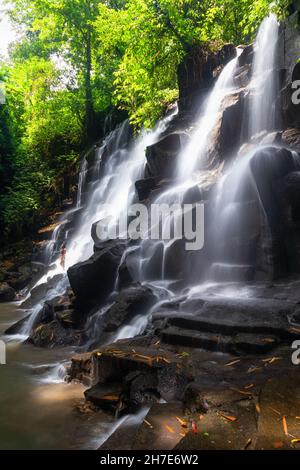Kanto Lampo Wasserfall im Dschungel Ubud, Bali Insel Indonesien. Hintergrund des Hintergrundbilds. Natürliche Landschaft. Stockfoto