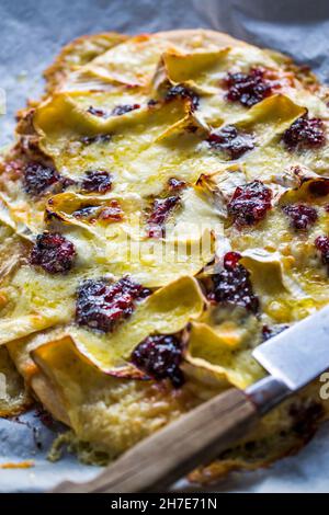 Pizza mit Brie, Mozzarella und Preiselbeeren Stockfoto