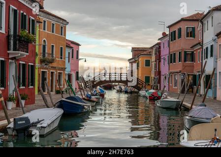 Bunte Häuser am Rio Pontinello auf der Insel Burano, Venedig, Italien Stockfoto