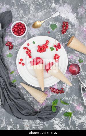 Sorbet für rote Johannisbeeren in Eiszapfen (Aufsicht) Stockfoto