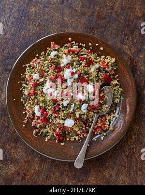 Freekah-Salat mit Granatapfelsirup und Ricotta Stockfoto