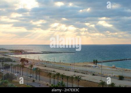 Sonnenaufgang über playa de levante in Barcelona. Stockfoto