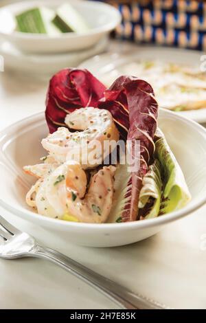 Shrimps-Remoulade auf einem Bett mit Salat Stockfoto