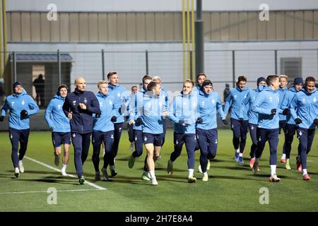 Kiew, Ukraine. 22nd. November 2021. KIEW, UKRAINE - 22. NOVEMBER 2021 - die Spieler des FC Dynamo Kiew wärmen sich vor dem 2021/2022 UEFA Champions League Matchday 5 in der Gruppe E gegen den FC Bayern München auf dem Trainingsstützpunkt in Koncha-Zaspa, Kiew, der Hauptstadt der Ukraine, auf. Kredit: Ukrinform/Alamy Live Nachrichten Stockfoto