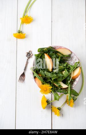 Dandelionensalat mit Apfel und Quinoa (Draufsicht) Stockfoto