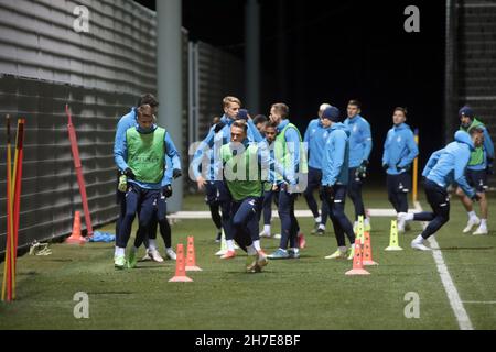 Kiew, Ukraine. 22nd. November 2021. KIEW, UKRAINE - 22. NOVEMBER 2021 - die Spieler des FC Dynamo Kiew wärmen sich vor dem 2021/2022 UEFA Champions League Matchday 5 in der Gruppe E gegen den FC Bayern München auf dem Trainingsstützpunkt in Koncha-Zaspa, Kiew, der Hauptstadt der Ukraine, auf. Kredit: Ukrinform/Alamy Live Nachrichten Stockfoto