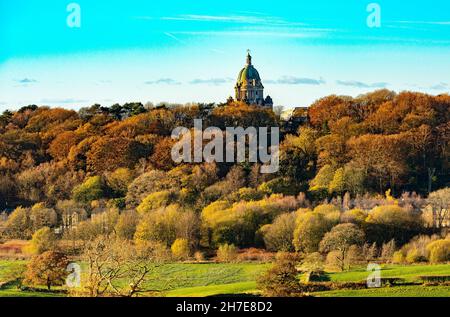 Lancaster, Lancashire, Großbritannien. 22nd. November 2021. Die letzten Herbstfarben am Ashton Memorial, eine Torheit in Williamson Park, Lancaster, Lancashire. Es wurde vom Industriellen Lord Ashton in Erinnerung an seine zweite Frau Jessy gebaut. Aus diesem Grund ist itÕs bekannt als das Taj Mahal des Nordens und auch EnglandÕs grandiosste Torheit. Quelle: John Eveson/Alamy Live News Stockfoto