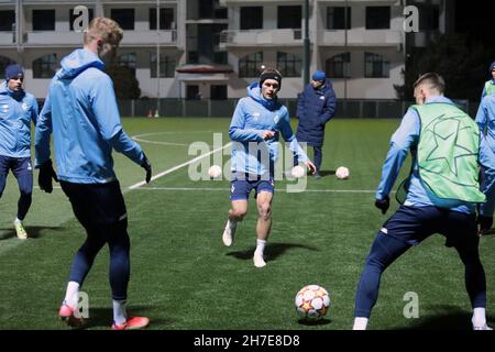 Kiew, Ukraine. 22nd. November 2021. KIEW, UKRAINE - 22. NOVEMBER 2021 - die Spieler des FC Dynamo Kiew wärmen sich vor dem 2021/2022 UEFA Champions League Matchday 5 in der Gruppe E gegen den FC Bayern München auf dem Trainingsstützpunkt in Koncha-Zaspa, Kiew, der Hauptstadt der Ukraine, auf. Kredit: Ukrinform/Alamy Live Nachrichten Stockfoto