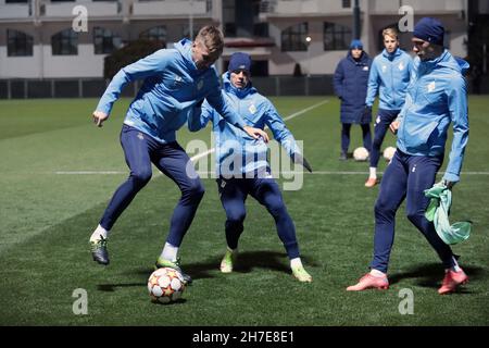 Kiew, Ukraine. 22nd. November 2021. KIEW, UKRAINE - 22. NOVEMBER 2021 - die Spieler des FC Dynamo Kiew wärmen sich vor dem 2021/2022 UEFA Champions League Matchday 5 in der Gruppe E gegen den FC Bayern München auf dem Trainingsstützpunkt in Koncha-Zaspa, Kiew, der Hauptstadt der Ukraine, auf. Kredit: Ukrinform/Alamy Live Nachrichten Stockfoto