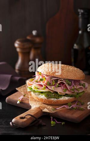 Ein Bagel mit Schinken, Frischkäse und Rettichsprossen Stockfoto