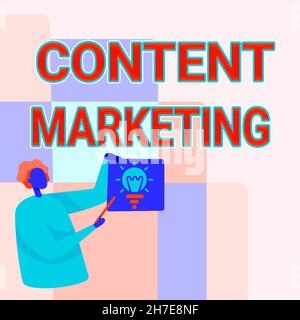 Textschild mit Content Marketing. Konzept Bedeutung beinhaltet die Erstellung und den Austausch von Online-Material man Standing Holding Paper with Glowing Light Stockfoto