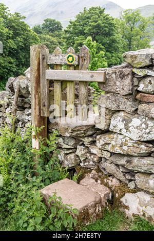 Ein seltsames halbes Tor durch eine Trockensteinmauer auf einem öffentlichen Fußweg im englischen Lake District in Martindale, Cumbria, Großbritannien Stockfoto