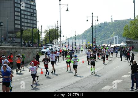 BUDAPEST, UNGARN - APRIL 9 2017: Nicht identifizierte Marathonläufer nehmen am 32nd Telekom Vivicitta Spring Half Budapest International Marathon in s Teil Stockfoto