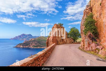 Landschaft mit Bergstraße in Calanques de Piana, Insel Korsika, Frankreich Stockfoto