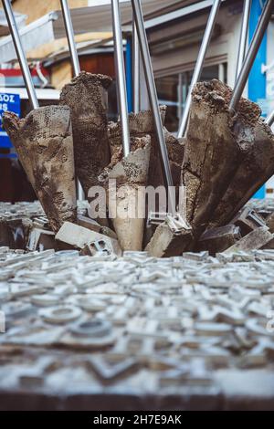 NIKOSIA, ZYPERN - 20. FEBRUAR 2017: Bürgerrechtsdenkmal. Ledra Straße Kreuzung Punkt Denkmal mit Menschen zu Fuß Nicosia, Zypern Stockfoto