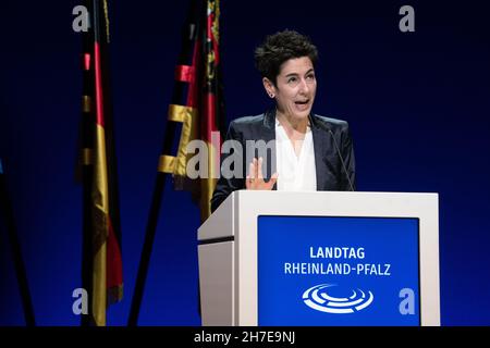 Koblenz, Deutschland. 22nd. November 2021. Die Journalistin Dunja Hayali hält die Keynote bei der Festveranstaltung zum 75th-jährigen Bestehen der Rheinland-pfälzischen Landesverfassung im Stadttheater Koblenz. Quelle: Thomas Frey/dpa/Alamy Live News Stockfoto