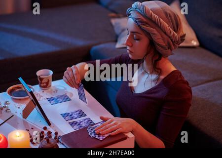 Der Wahrsager arbeitet mit einem unterstützten gerahmten Foto Stockfoto