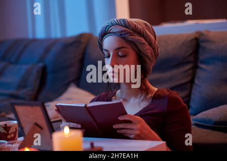 Der junge Wahrsager konzentrierte sich darauf, ein Buch zu lesen Stockfoto