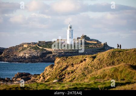 Mutton Cove,Cornwall,22nd. November 2021,Godrevy Lighthouse in herrlicher Sonne gebadet,Cornwall. Der Leuchtturm wird vom Trinity House betrieben.Quelle:Keith Larby/Alamy Live News Stockfoto