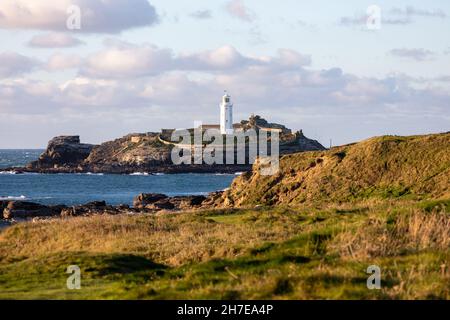 Mutton Cove,Cornwall,22nd. November 2021,Godrevy Lighthouse in herrlicher Sonne gebadet,Cornwall. Der Leuchtturm wird vom Trinity House betrieben.Quelle:Keith Larby/Alamy Live News Stockfoto