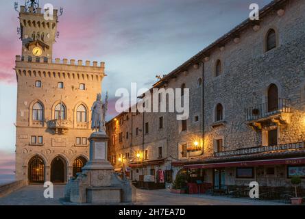 Palazzo Publico, historisches Stadtzentrum von San Marino, bei Sonnenaufgang Stockfoto