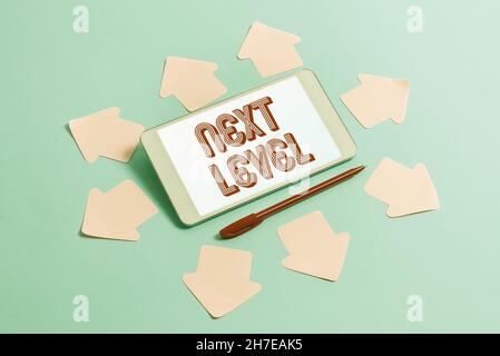 Schild mit Anzeige der nächsten Stufe. Konzeptionelles Foto mit mehr als einer Etage und bezieht sich auf nach dem aktuellen Brainstorming Technologieprobleme verbessern und Stockfoto