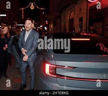 Der britische Schauspieler und Regisseur Kenneth Branagh kommt beim Stockholmer Filmfestival an, um den Ehrenpreis Stockholm Achievement Awar zu erhalten. Das Filmfestival endete am Samstag mit einer Vorführung von Branaghs Film 'Belfast'. Foto: Lars Höglund / TT / Code 2844 Stockfoto
