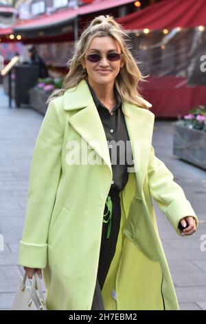 London, Großbritannien. 22nd. November 2021. Ashley Roberts in den Global Radio Studios in London. Kredit: SOPA Images Limited/Alamy Live Nachrichten Stockfoto