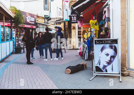 Nord-Nikosia, Türkische Republik Nordzypern - 27. Februar 2019: Blick auf lokalen Markt und kleine Geschäfte in Nord-Nikosia Stockfoto