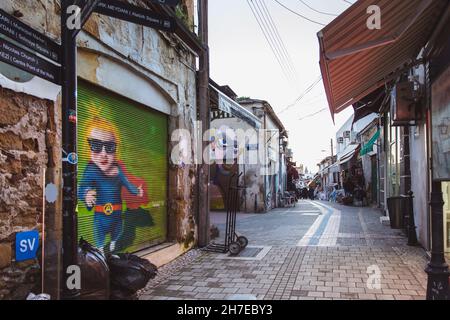 North Nicosia, Türkische Republik Nordzypern - 27. Februar 2019: Bunte Graffiti-Kunst säumen die Straßenmauern und Hintergassen in North Nicosia Stockfoto