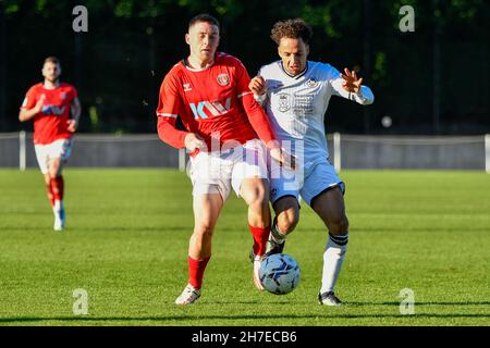 Swansea, Wales. 22. November 2021. Dylan Gavin von Charlton Athletic Under 23s kämpft am 22. November 2021 in der Swansea City Academy in Swansea, Wales, Großbritannien, um den Besitz mit Lincoln Mcfayden von Swansea City unter 23s Jahren während des Spiels der Professional Development League zwischen Swansea City Under 23s und Charlton Athletic Under 23s. Quelle: Duncan Thomas/Majestic Media. Kredit: Majestic Media Ltd/Alamy Live Nachrichten Stockfoto