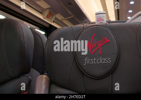 Virgin First Class-Logo auf dem First Class-Zugsitz aus Leder auf der Hauptstrecke, Großbritannien Stockfoto