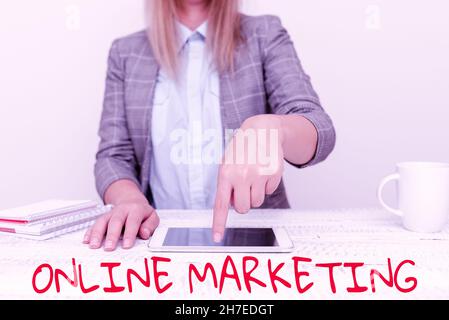Textunterschrift für Online-Marketing. Geschäftskonzept, das webbasierte Kanäle nutzt, die über die Marke des Unternehmens verbreitet werden, indem der Geschäftsplan und präsentiert werden Stockfoto