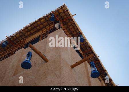 Reiseziele und das historische Dorf im alten Dubai. Arab Street in der Altstadt von Dubai, VAE. Al Seef Tonhäuser. Deira, BurDubai Stockfoto