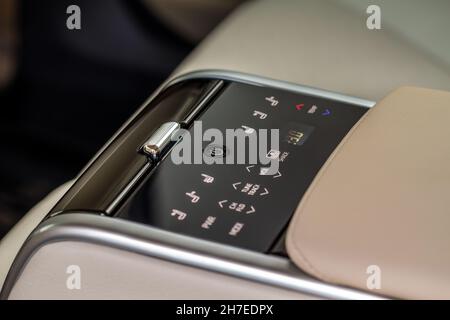 Armlehne geöffnet. Geöffnete Armlehne im Fahrzeug für den Beifahrer. Stockfoto